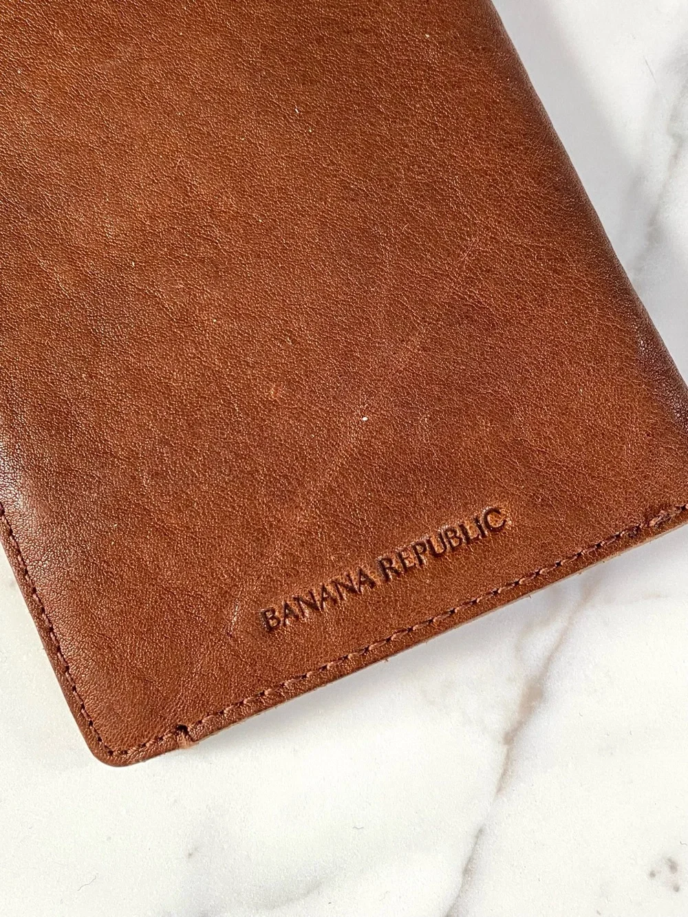 BANANA REPUBLIC- Heritage Embossed Brown Leather Passport Cover Wallet